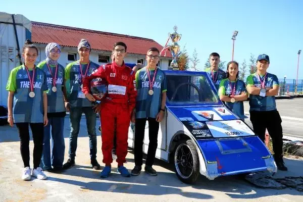 6 günde 15 bin TL maliyetle yaptıkları elektrikli araçla TEKNOFEST'te kupa aldılar