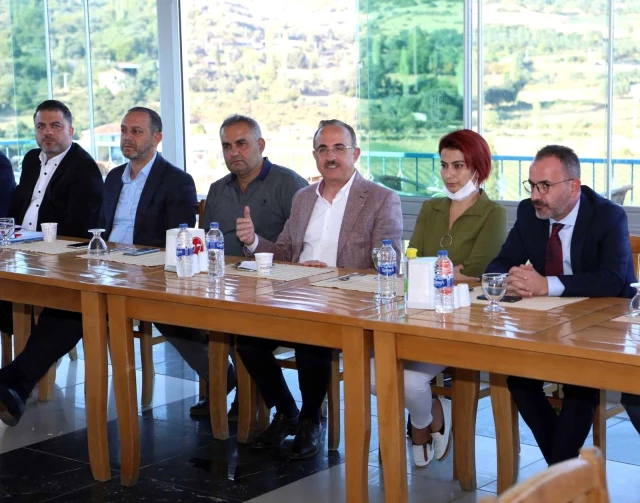 AK Parti İzmir Vilayet İdaresi Kiraz'da toplandı