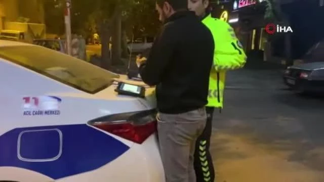 Alkollü sürücünün Alkolmetreyi pos cihazı zannedip ödeme yapmayı denemesi gülümsetti