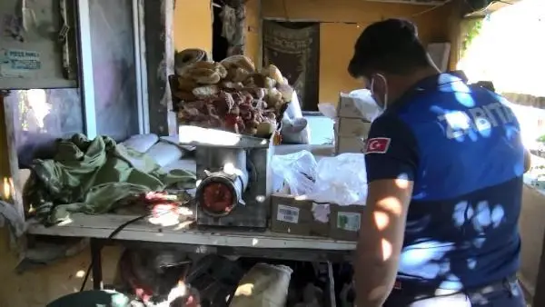 AVCILAR'DAKİ HALI YIKAMA YERİNDE SAĞLIKSIZ KOŞULDA BEKLETİLEN ETLERE EL KONULDU