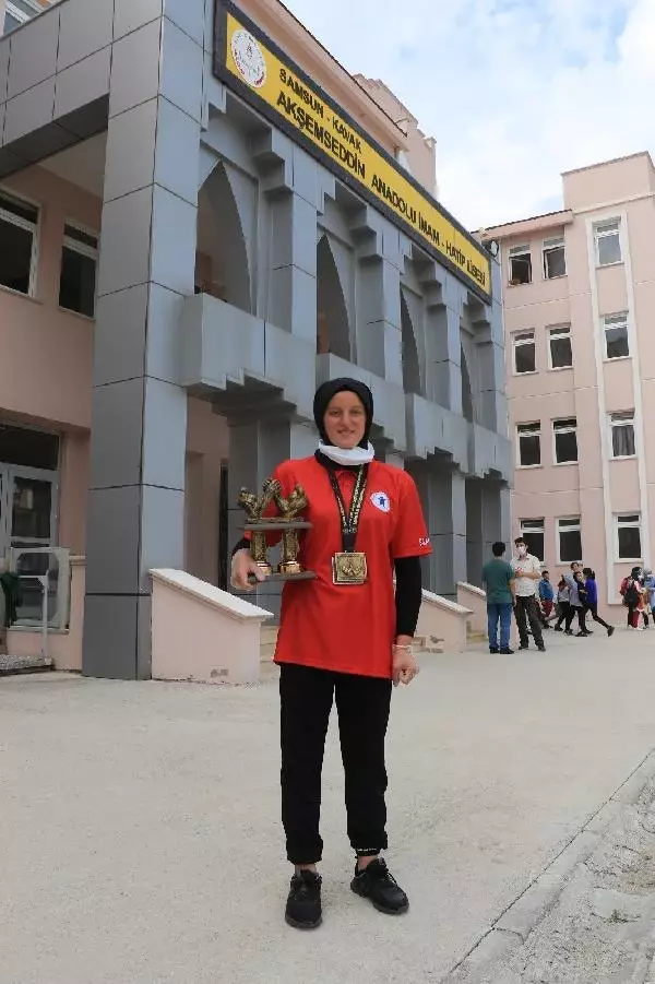 SPOR Bileğine güvenen Esma'nın hedefi dünya şampiyonluğu