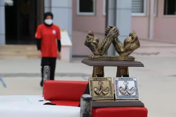 SPOR Bileğine güvenen Esma'nın hedefi dünya şampiyonluğu