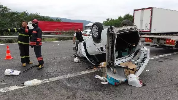 DÜZCE'DE, TAKLA ATAN OTOMOBİLDEKİ ÇİFT YARALANDI