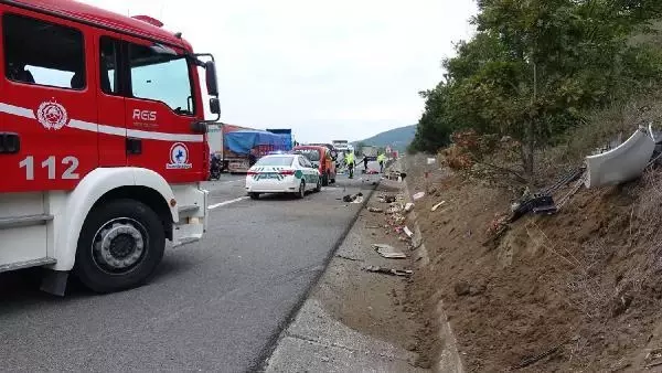 DÜZCE'DE, TAKLA ATAN OTOMOBİLDEKİ ÇİFT YARALANDI