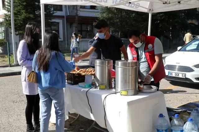 Gölbaşı'nda üniversitelilere çay ve poğaça ikramı