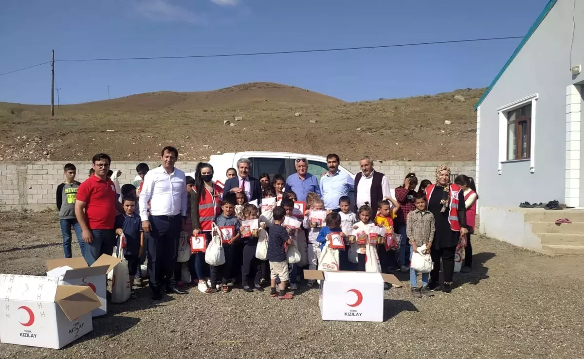 Kızılay'dan Pasinler'de öğrencilere kırtasiye yardımı