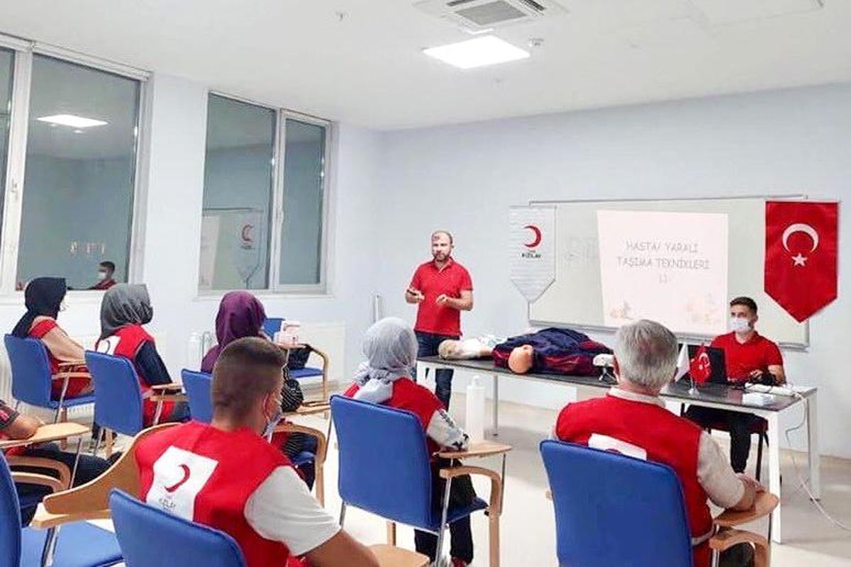 Kütahya'nın Tavşanlı ilçesinde Kızılay gönüllülerine ilk yardım eğitimi verildi