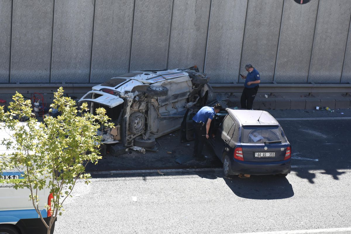 Malatya'da 3 aracın karıştığı trafik kazasında 3 kişi yaralandı