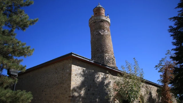 Pisa kulesinden daha eğik olan tarihi eğri minare birinci günkü ihtişamını koruyor