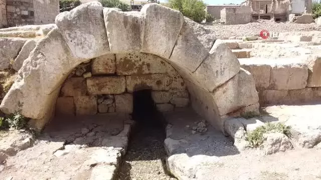 Sürünerek girdikleri Roma Çeşmesi'nde süper yapıyla karşılaştılar