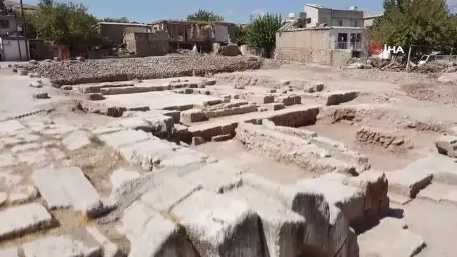 Sürünerek girdikleri Roma Çeşmesi'nde süper yapıyla karşılaştılar