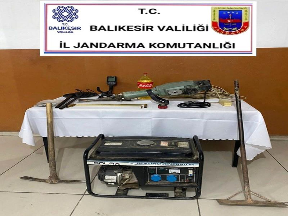 Susurluk'ta kaçak kazı yapan 6 şahsa suçüstü
