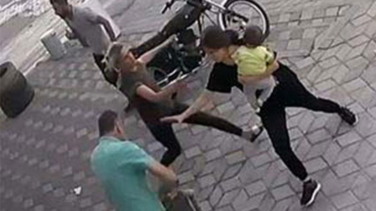 13 yaşındaki kız çocuğunu kaçırmak istediler, kendilerinden şikayetçi olan aileyi darbedip iş yerini silahla taradılar