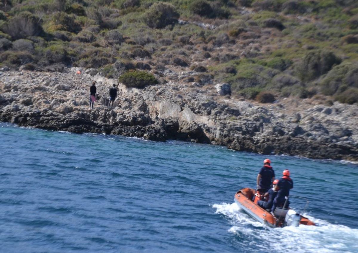 Aydın'da Türk kara sularına itilen 2 düzensiz göçmen kurtarıldı