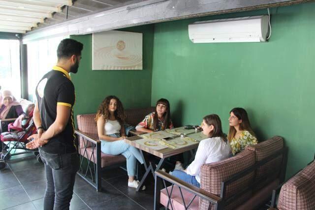 Bu iş yerinde fiyat listesi yok! Müşteriler hesabı bahşiş kutusuna atıyor