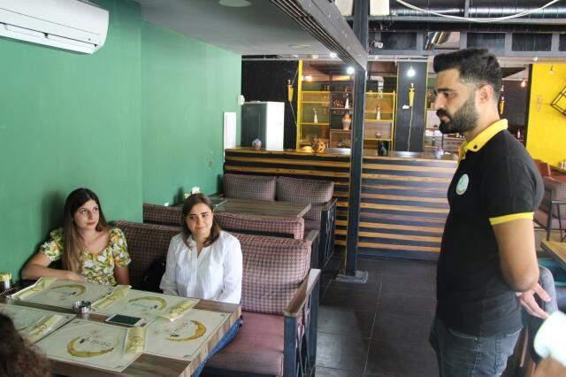 Bu iş yerinde fiyat listesi yok! Müşteriler hesabı bahşiş kutusuna atıyor