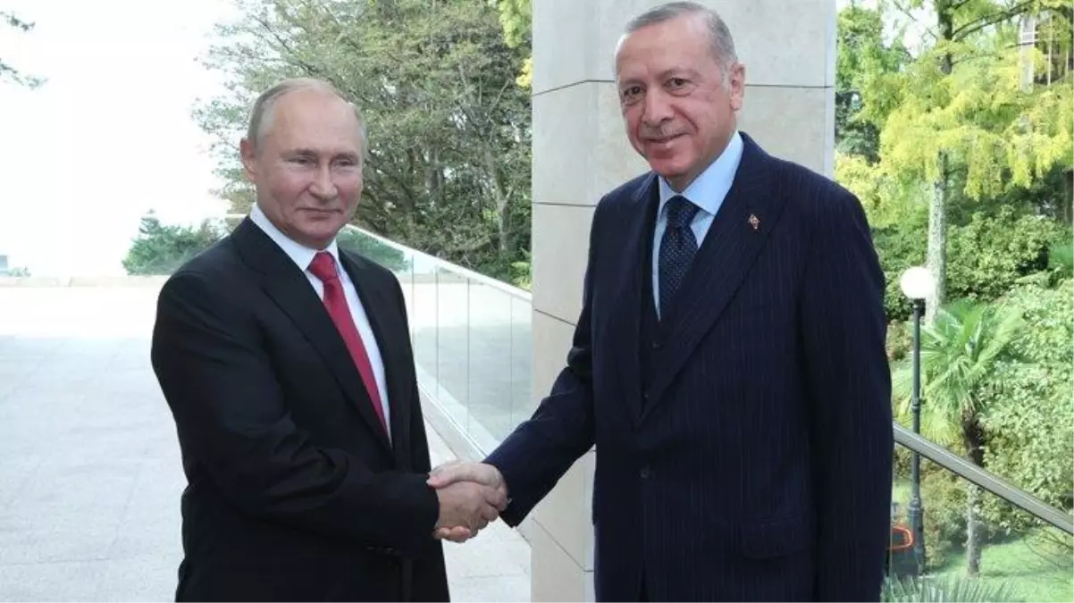 Cumhurbaşkanı Erdoğan, kendisini kapıda karşılayan Putin'in elini havada bırakmadı