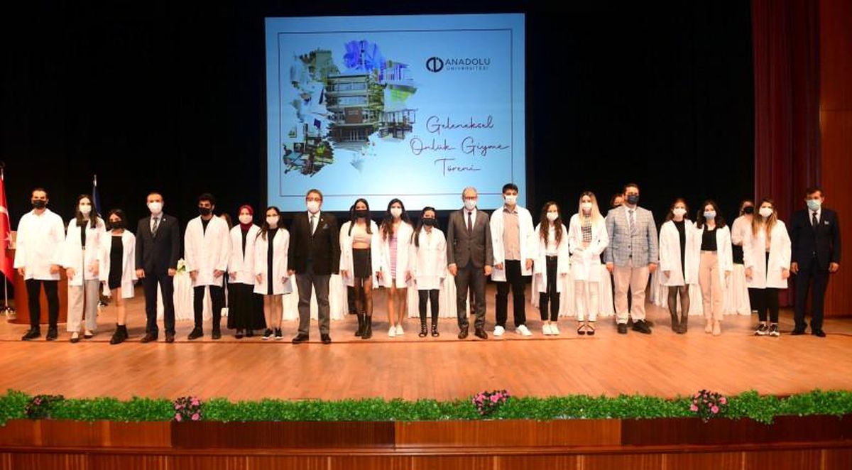 Eczacılık Fakültesi öğrencileri Rektör Erdal'ın katıldığı törenle önlüklerini giydi