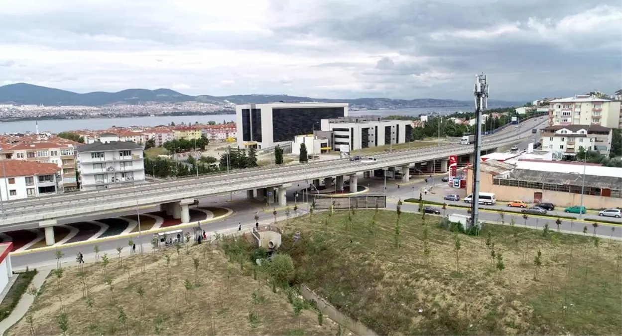 Gölcük Yüzbaşılar Kavşağı yan yollarıyla trafiğe nefes aldırdı