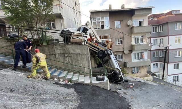 İki araç rampadan duvarın üstüne düştü, çay içen kadın canı pahasına çocuklarına siper oldu