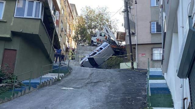 İki araç rampadan duvarın üstüne düştü, çay içen kadın canı pahasına çocuklarına siper oldu