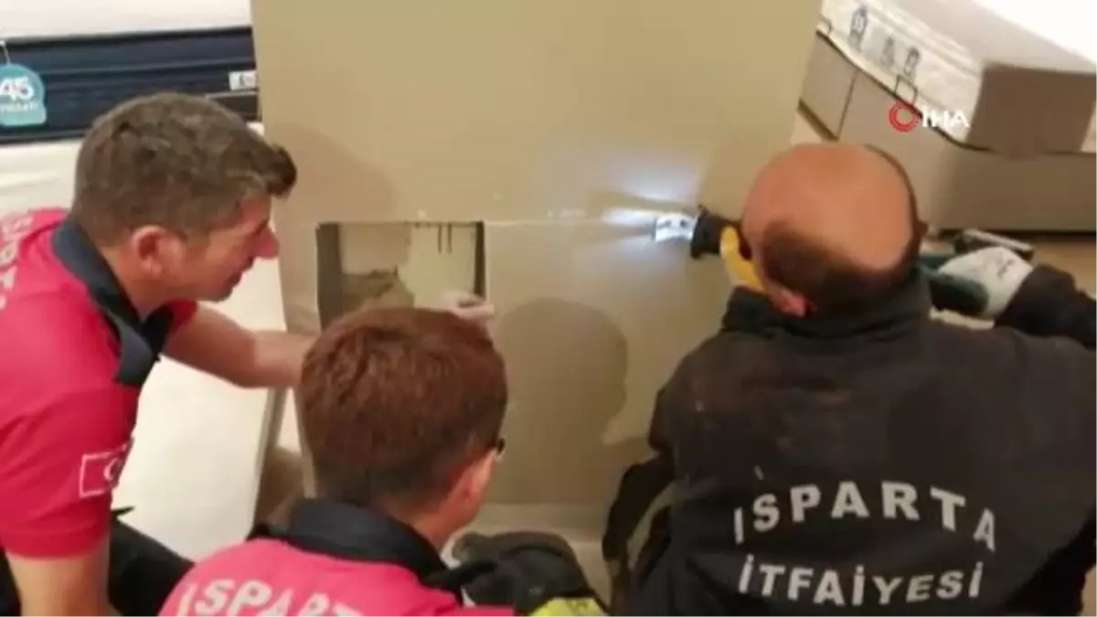 Son dakika haberi... İş yerinin kolonuna sıkışan kediyi itfaiye kurtardı