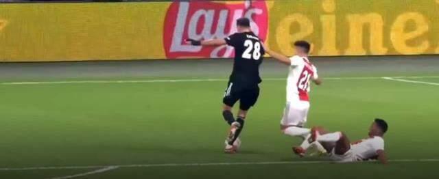 Sneijder objektifliğini kaybetti! Beşiktaş'ın verilmeyen golünde hakemin tarafında durdu