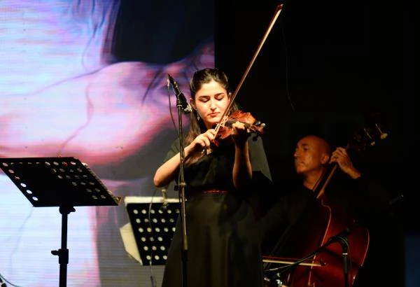 Tenor Bülent Bezdüz, sanatçı çocuklarıyla Mersin'de sahneye çıktı