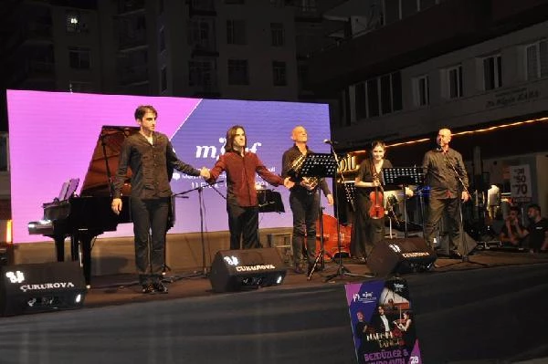 Tenor Bülent Bezdüz, sanatçı çocuklarıyla Mersin'de sahneye çıktı