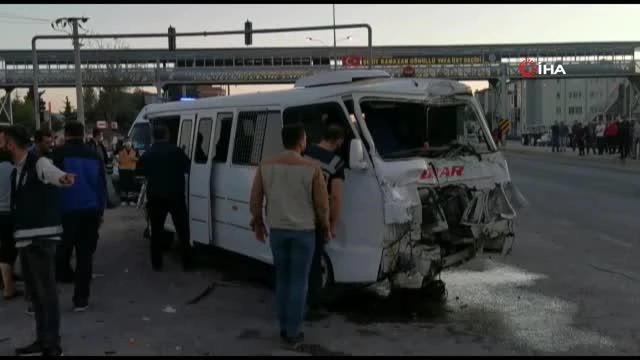 Tır kavşakta minibüs ve otomobiller çarpıştı, 4 kişi yaralandı