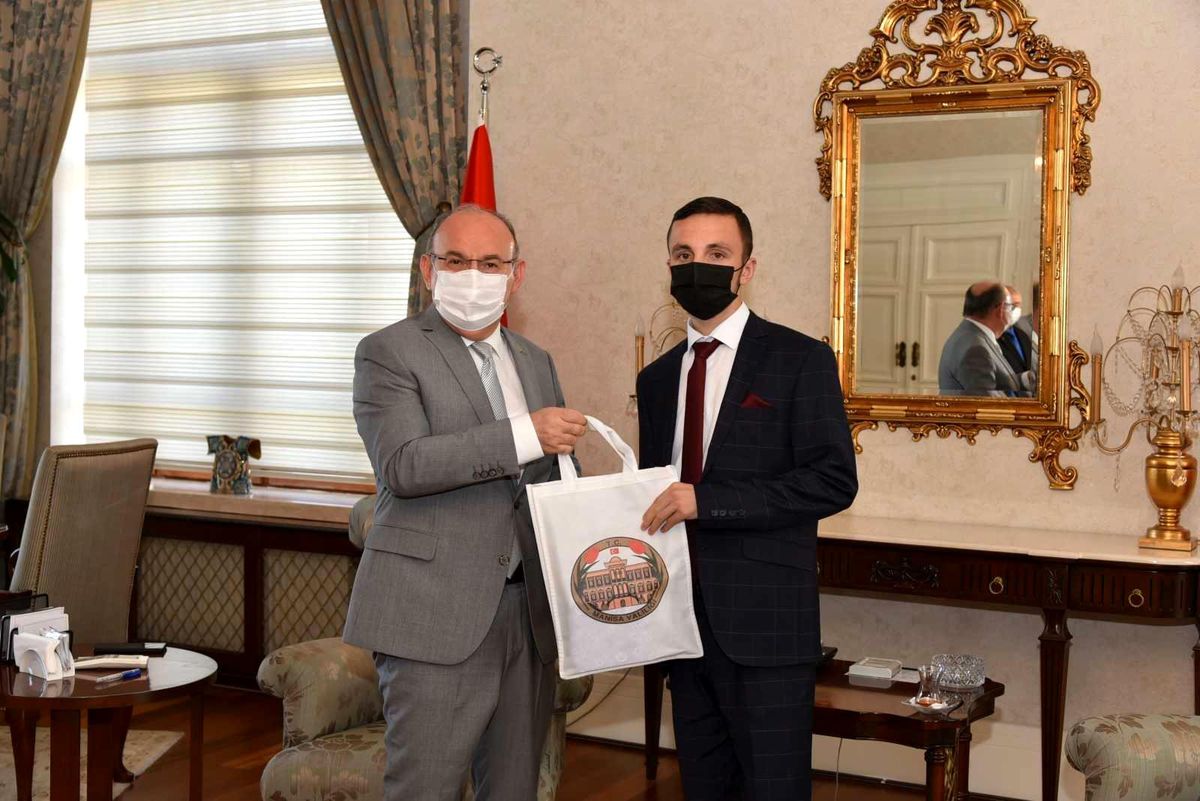 Vali Karadeniz, Hafızlık Yarışması Türkiye 1'incisini ödüllendirdi