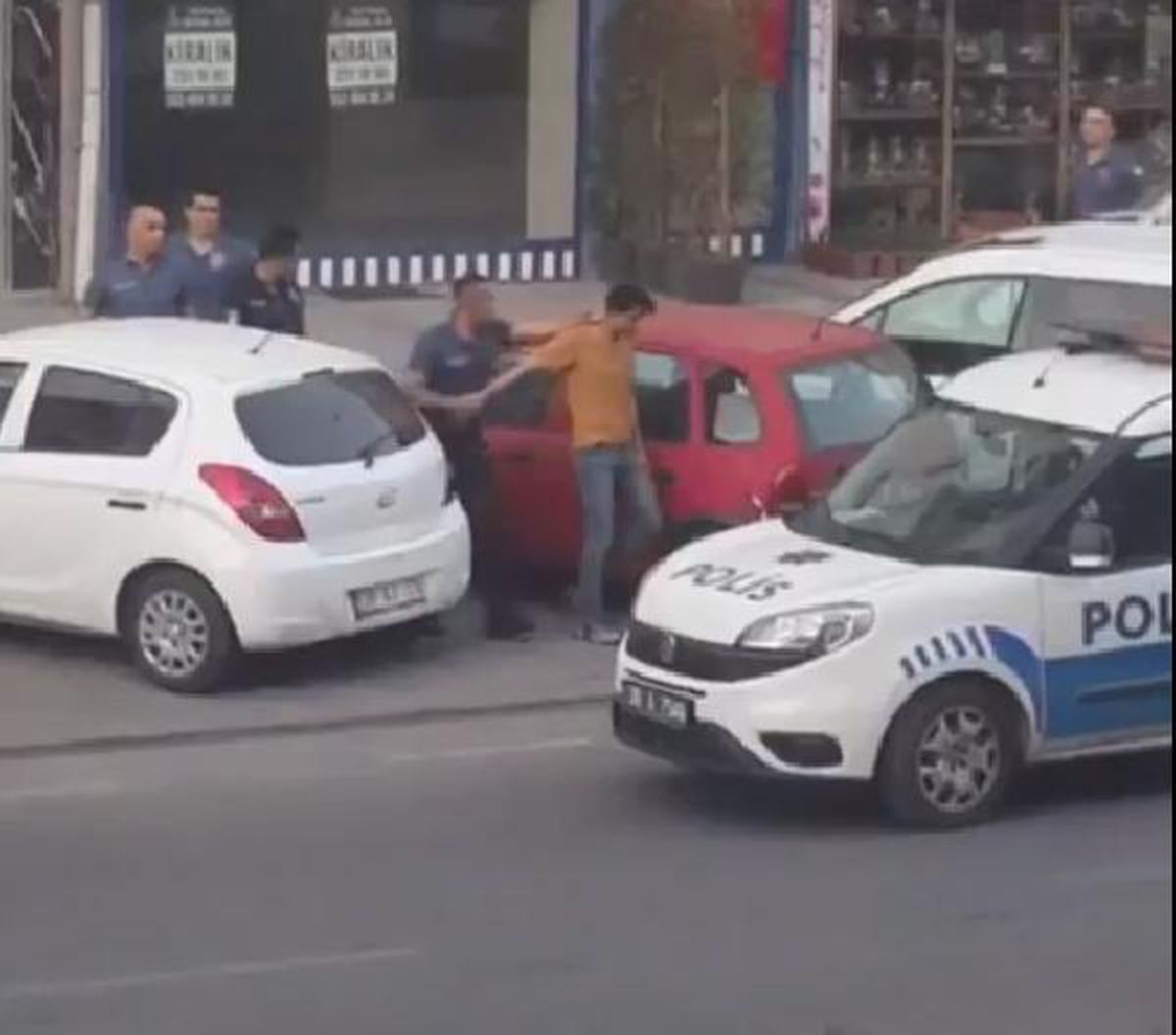 19 Mayıs'ta balkona İngiliz bayrağı baskılı havlu asan İranlı için takipsizlik kararı