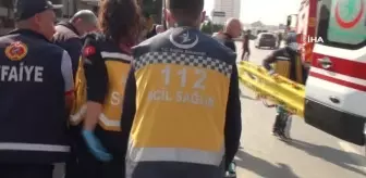 Hamidiye: Ambulans ile minibüs çarpıştı, seyyar satıcının aracı refüje fırladı: 10 yaralı Hamidiye: Ambulans ile minibüs çarpıştı, seyyar satıcının aracı refüje fırladı: 10 yaralı