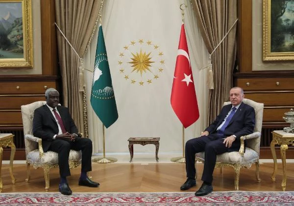 Cumhurbaşkanı Erdoğan, Afrika Birliği Kurulu Lideri Mahamat'ı kabul etti