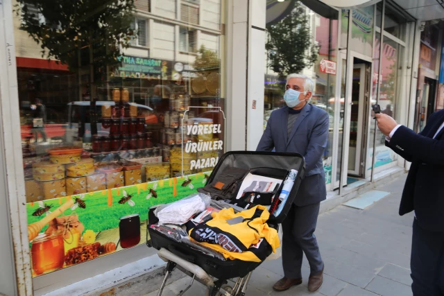 Erzurumlu seyyar satıcının "Şener Şen" tiplemesi vatandaşı güldürüyor