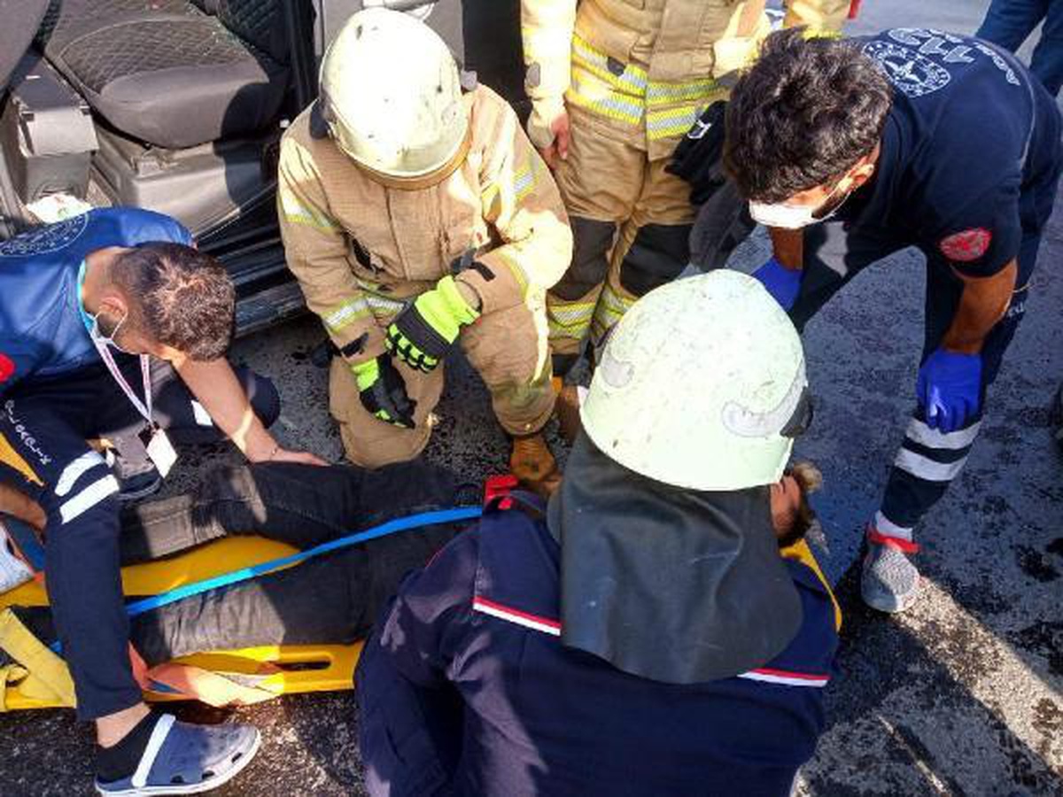ESENYURT'TA TIR, HAFİF TİCARİ ARAÇLA ÇARPIŞTI - Vimarsana News