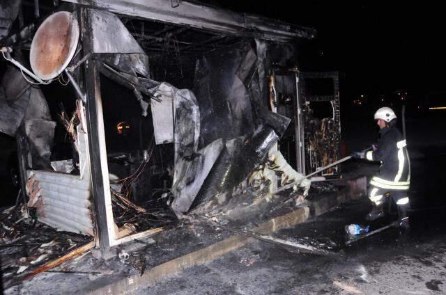 İşten çıkarılan kepçe operatörü iş makinesini yakıp güvenlik kulübesini ateşe verdi