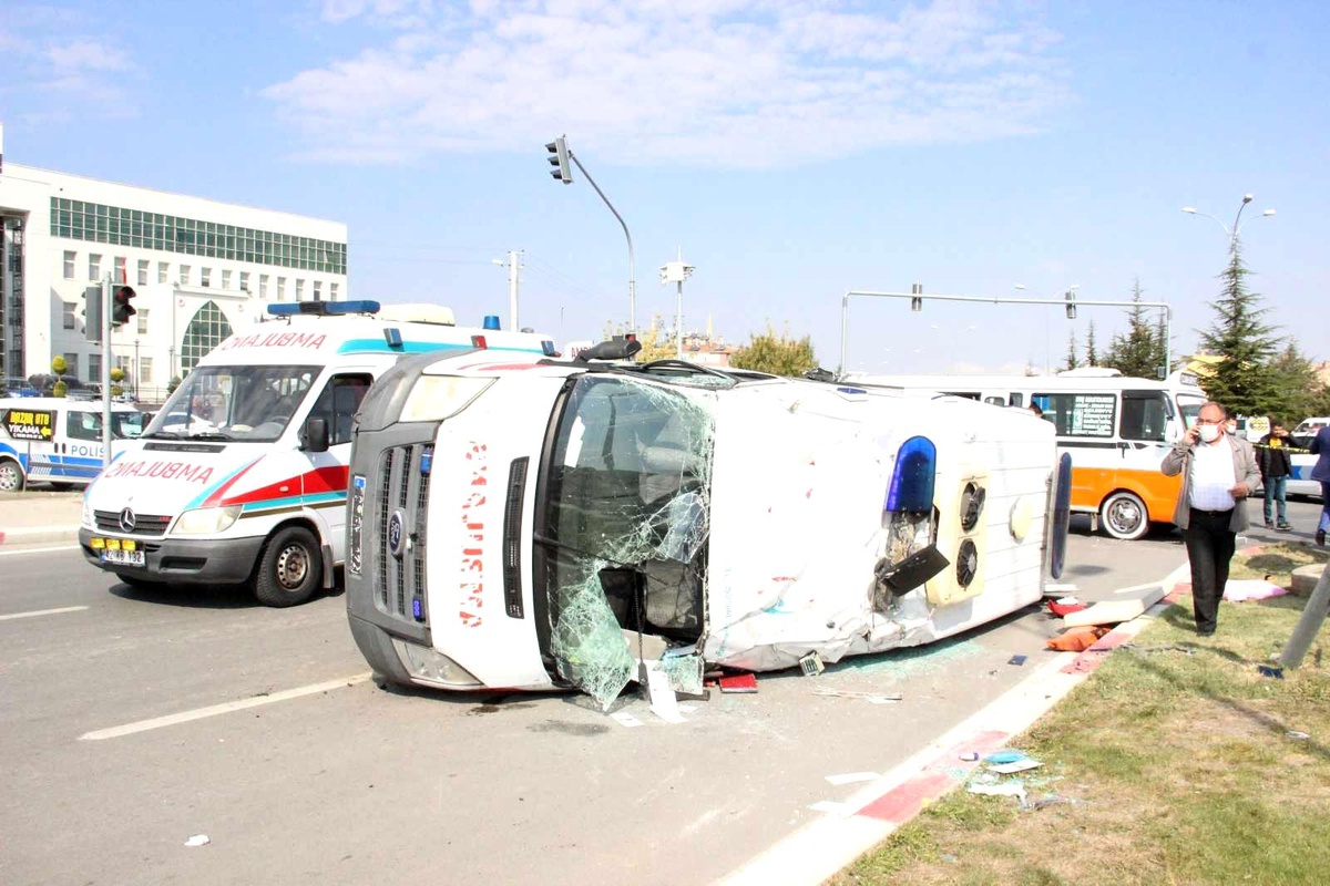 Son dakika haber! Karaman'da ambulans ile minibüs çarpıştı, seyyar satıcının aracı refüje fırladı: 10 yaralı - Vimarsana News