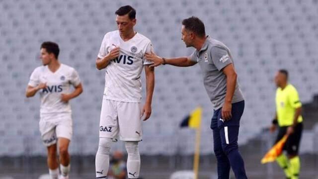 Mesut Özil sakat mı, yoksa art planda kriz mi var? Maça saatler kala yaptığı paylaşım başları karıştırdı