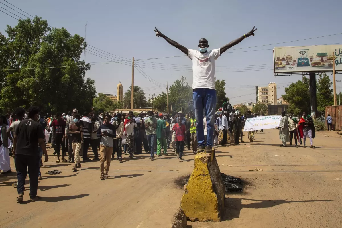 Sudan'da sivil yönetim talebiyle binlerce kişi sokaklara indi (3)