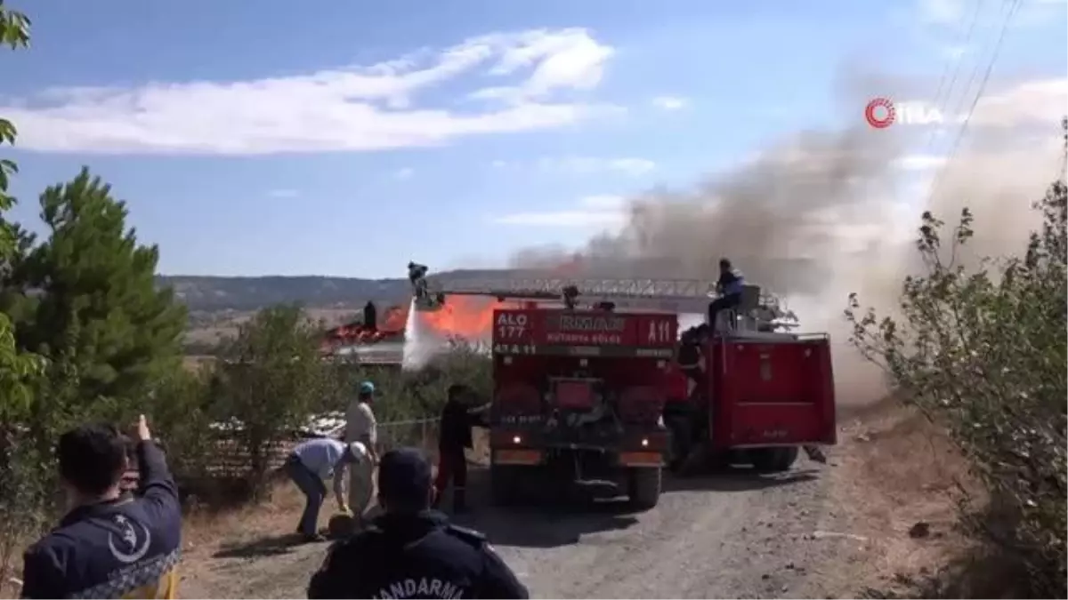 Tek katlı ev alev aldı... Yangına ilk müdahaleyi komşular yaptı