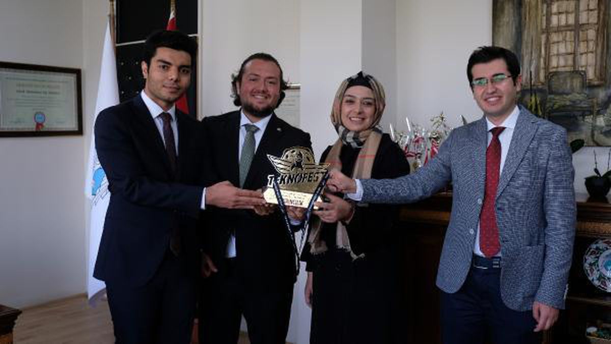 TIP ÖĞRENCİLERİ, YAPAY ZEKAYLA SAVAŞ ORTAMINDAKİ HASTALARA TANI KOYABİLİYOR