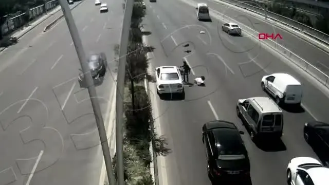 Ağustos ayındaki trafik kazaları kamerada; iki aracın altında kaldı