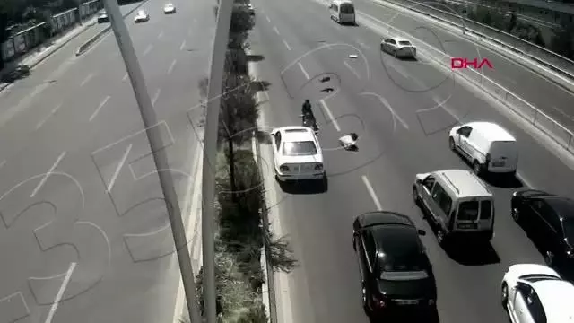 Ağustos ayındaki trafik kazaları kamerada; iki aracın altında kaldı