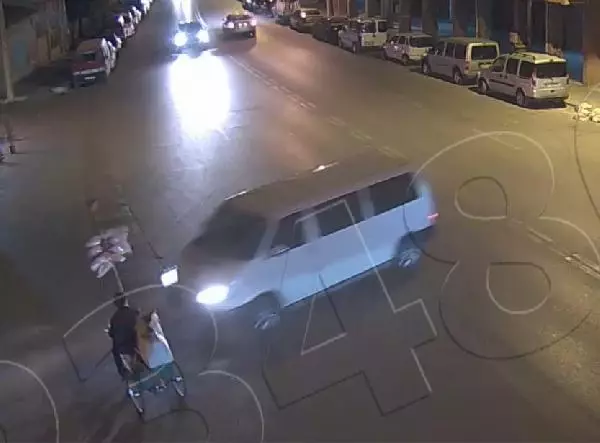 Ağustos ayındaki trafik kazaları kamerada; iki aracın altında kaldı