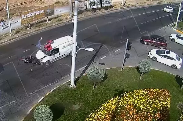 Ağustos ayındaki trafik kazaları kamerada; iki aracın altında kaldı