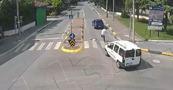 Ağustos ayındaki trafik kazaları kamerada; iki aracın altında kaldı