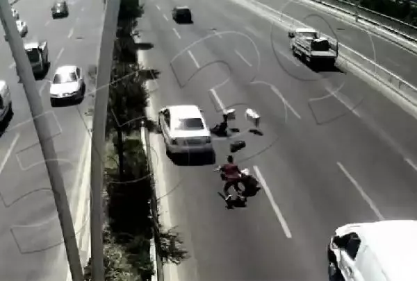 Ağustos ayındaki trafik kazaları kamerada; iki aracın altında kaldı