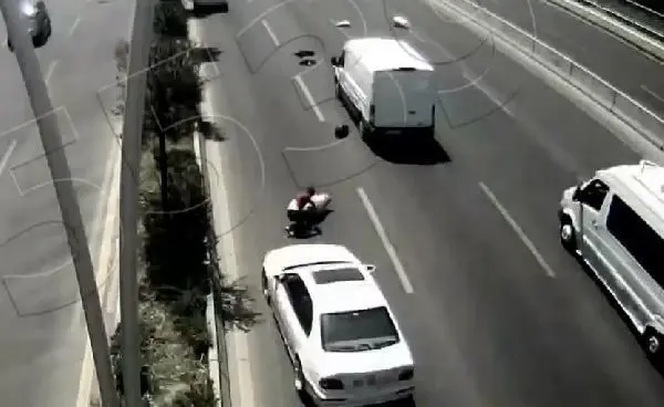 Ağustos ayındaki trafik kazaları kamerada; iki aracın altında kaldı