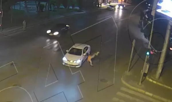 Ağustos ayındaki trafik kazaları kamerada; iki aracın altında kaldı